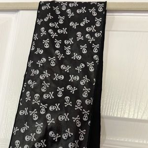 HALLOWEEN IS COMING! Skull and Cross Bones Scarf ☠️